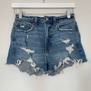 Abercrombie & Fitch High Rise Mom Shorts in Medium Destroy Size 25 / 0